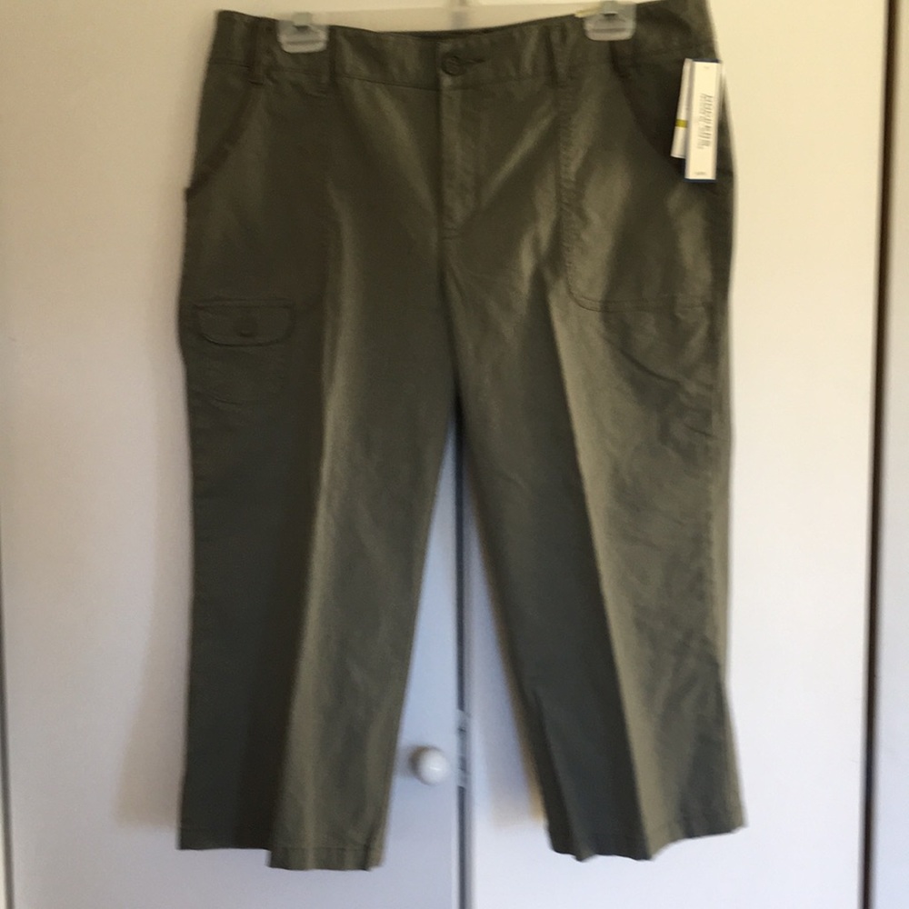 NEW— Dockers Capris